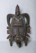 Holzmaske (wohl Afrika), auf dem Kopf ein Faultier sitzend