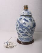 Zur Lampe umgebaute Vase (China, wohl 17./18. Jh.)