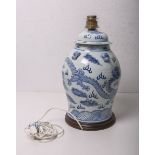 Zur Lampe umgebaute Vase (China, wohl 17./18. Jh.)