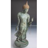 Stehende Figur einer Gottheit m. Segengestus (wohl Thailand, Alter unbekannt)