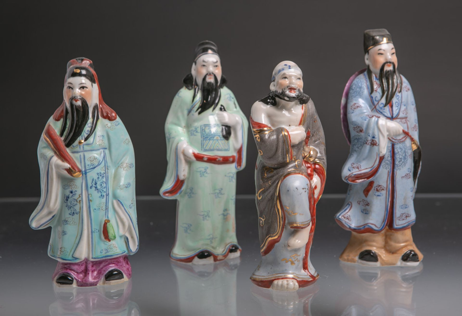 Konvolut von 4 Porzellanfiguren (wohl China, Alter unbekannt)