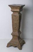 Standsäule aus schweren Buntmetallguss (im Stil des Historismus)