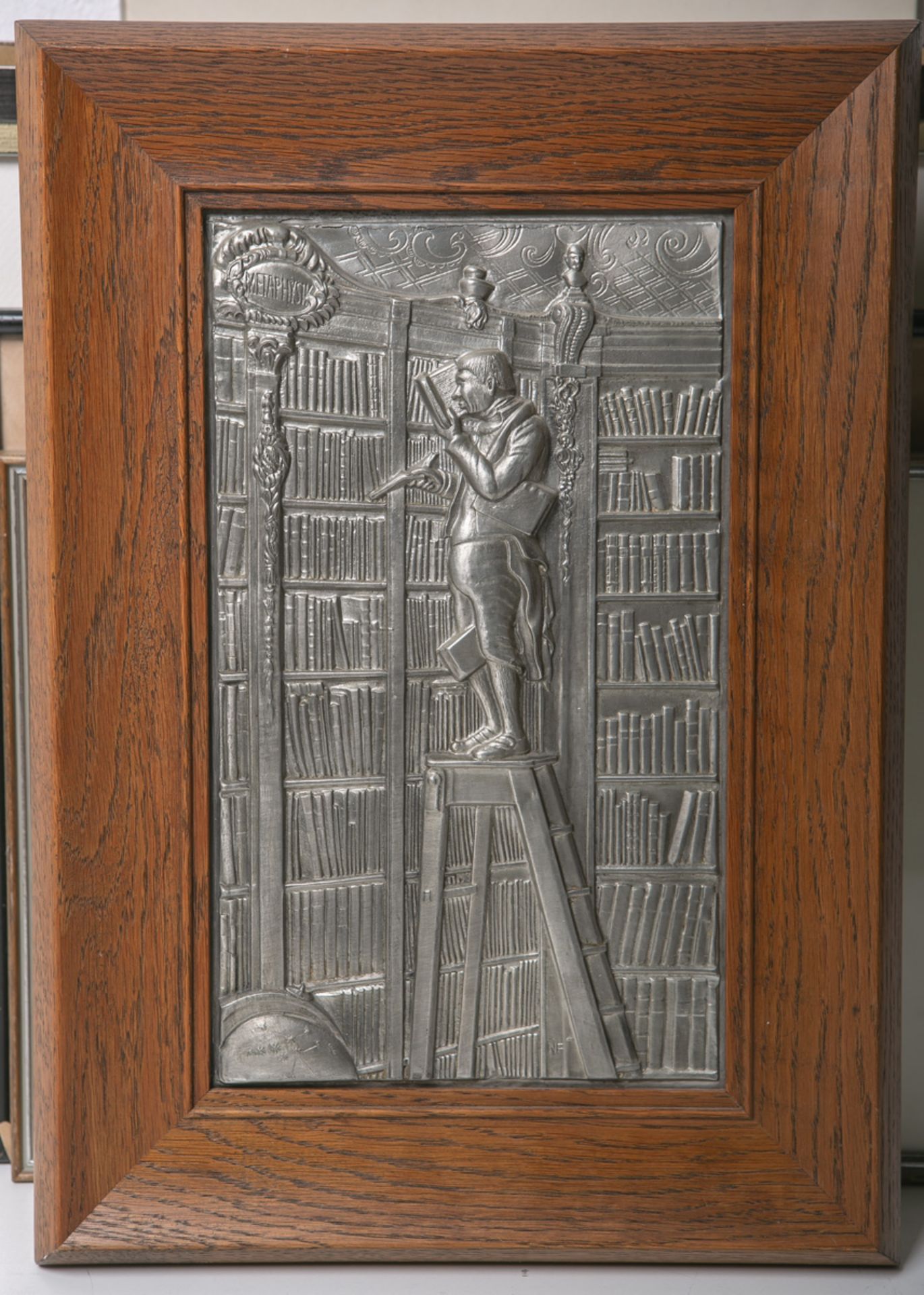 Reliefbildplatte, Bibliothekar auf Leiter vor Bücherwand stehend