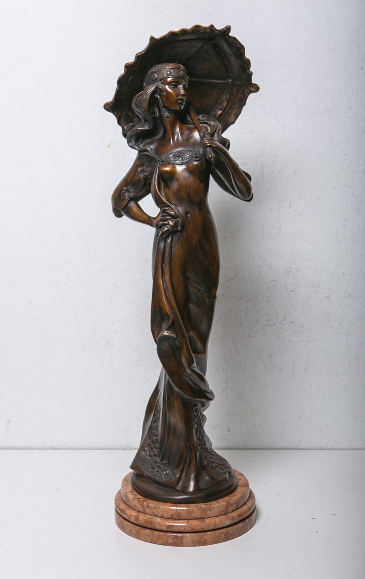 Hunt, V. (wohl nach 1960), Gr. Bronzefigur einer jungen Dame m. Flanierschirm