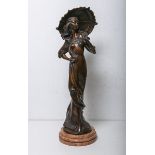 Hunt, V. (wohl nach 1960), Gr. Bronzefigur einer jungen Dame m. Flanierschirm