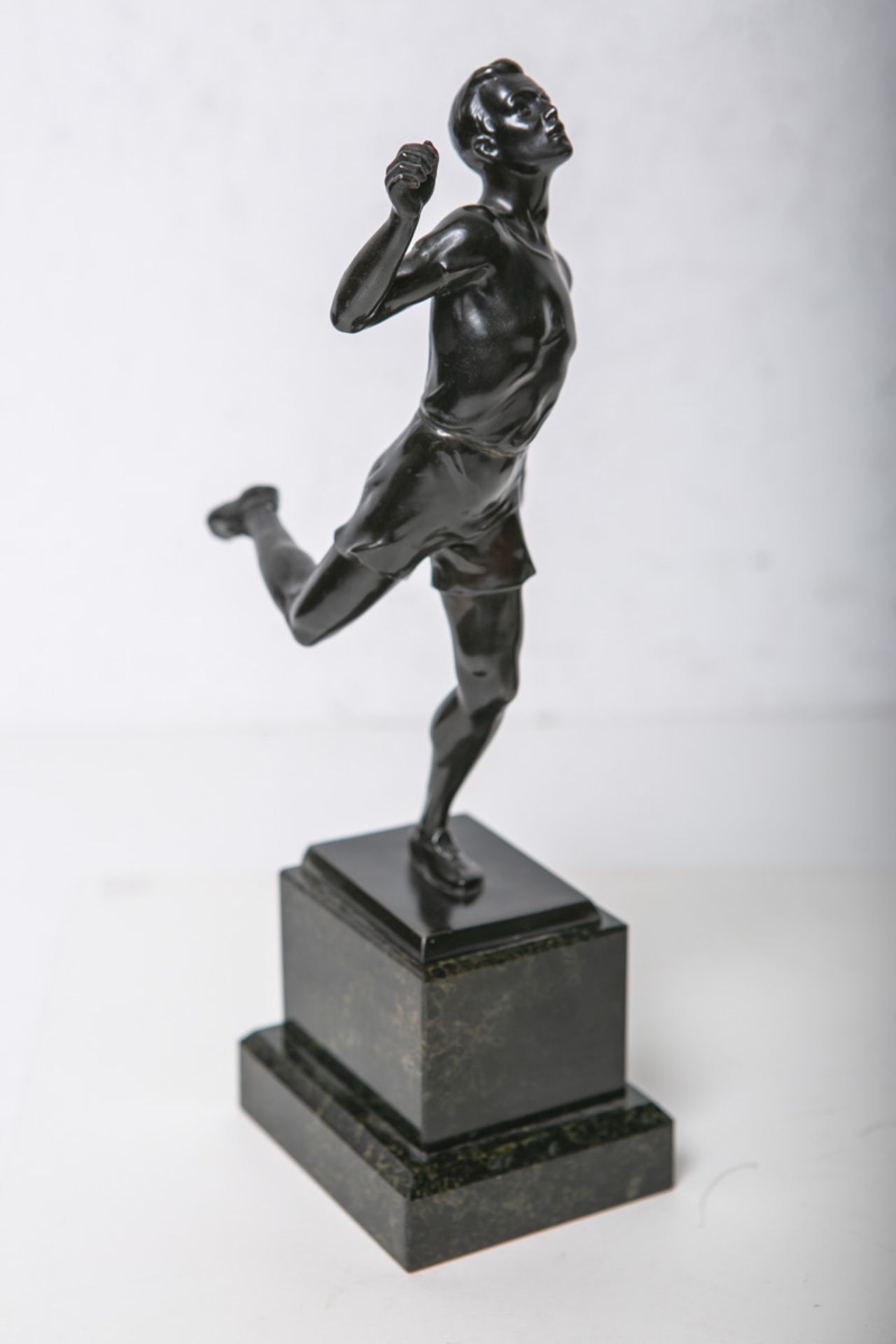 Unbekannter Künstler (wohl 19./20. Jh.), Bronzedarstellung eines ins Ziel einlaufenden Läufers - Bild 2 aus 2