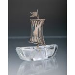 Glasschiff m. Segel aus 800 Silber, gestempelt, ca. 10 x 9 x 6 cm, Gewicht nicht zu ermitteln.
