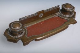 Schreibtischaufsatz m. 2 Tintenfässern (um 1900)