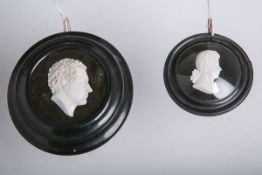 Zwei geschnitzte Portraitdarstellungen (wohl um 1800)