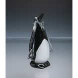 Glasfigur eines stehenden Pinguins (Murano, wohl 1950/60er Jahre)