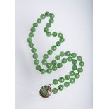 Halskette aus Jade-Kugeln (wohl Mexiko)