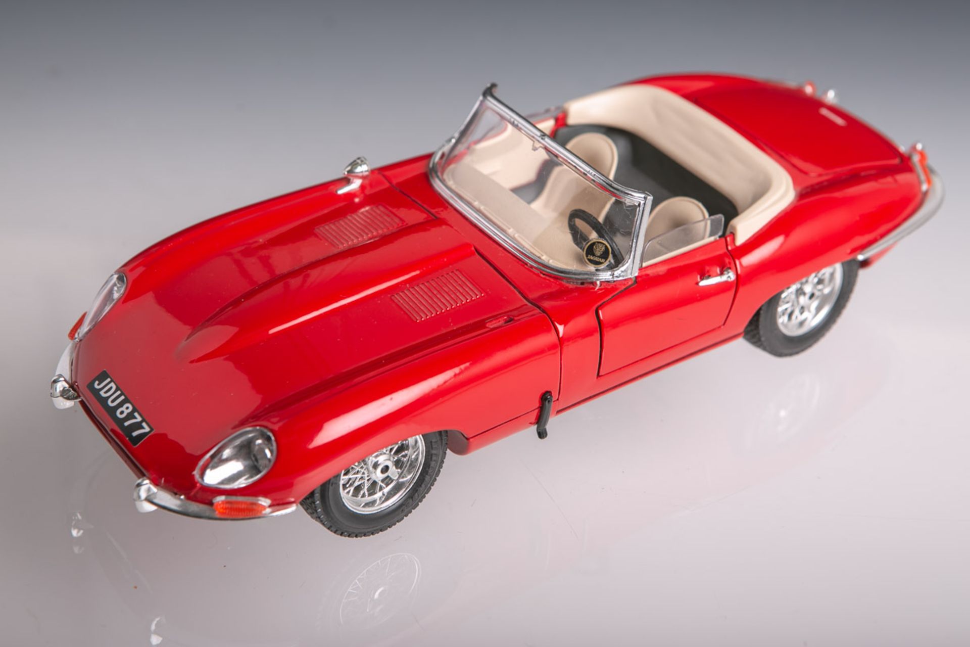 Modellauto (Burago), "Jaguar E 1961" - Bild 2 aus 2