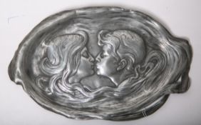 Ovale flache Schale aus Zinn (Jugendstil, um 1900)
