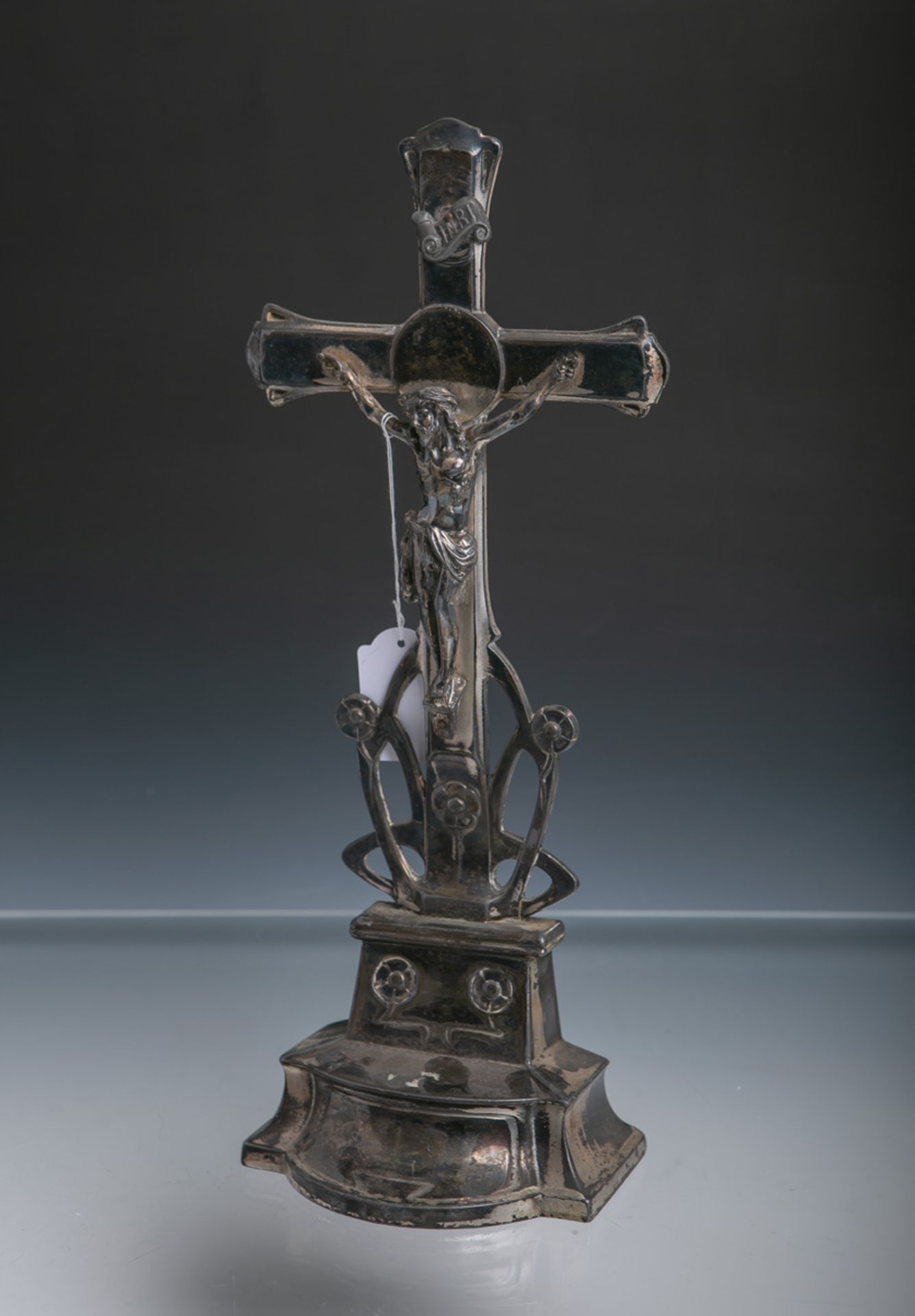 Standkruzifix aus Zinn (Jugendstil, um 1900)