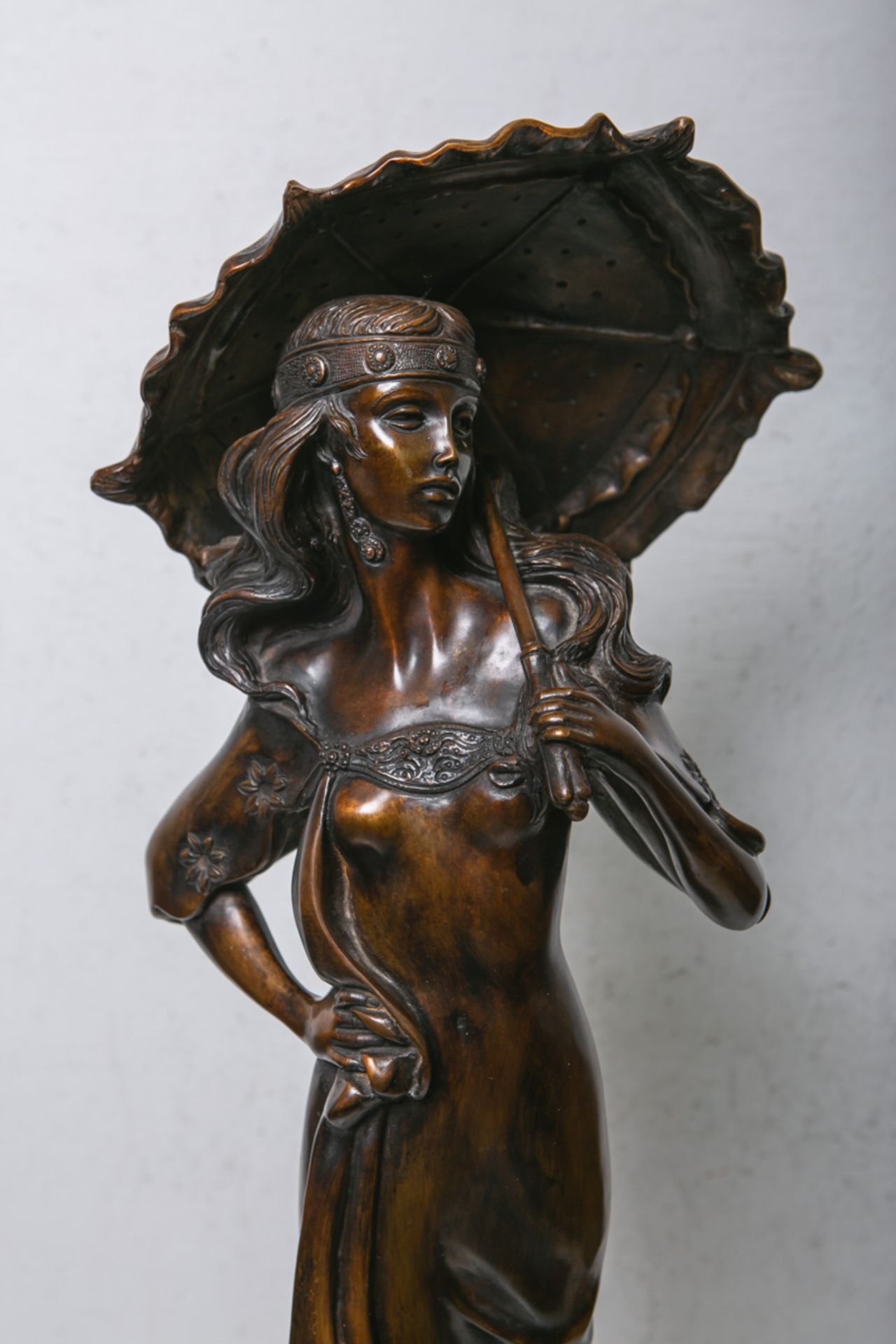 Hunt, V. (wohl nach 1960), Gr. Bronzefigur einer jungen Dame m. Flanierschirm - Bild 2 aus 2