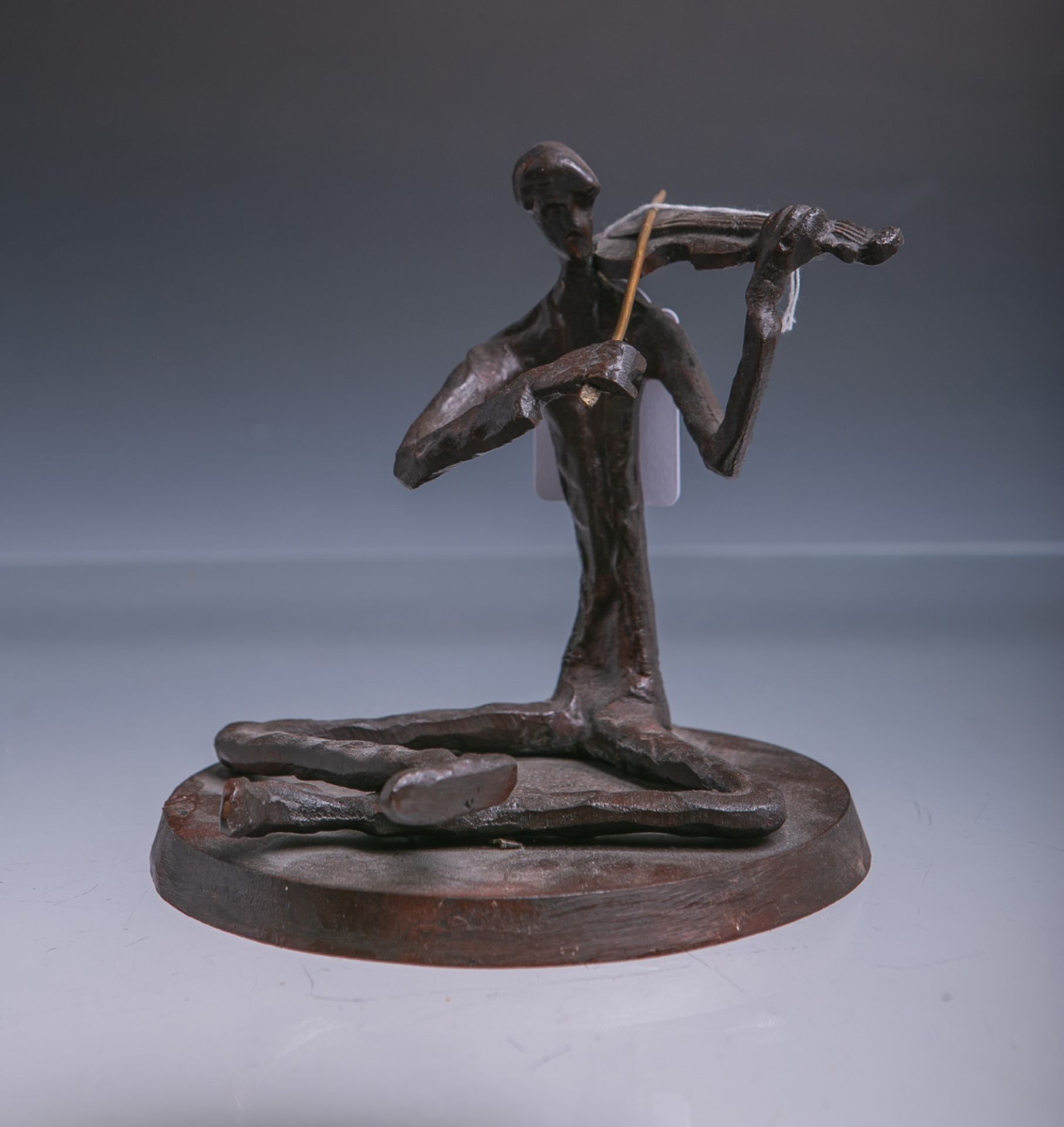 Unbekannter Künstler (wohl 20. Jh.), Darstellung eines im Schneidersitz Geige spielenden Mannes