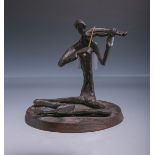 Unbekannter Künstler (wohl 20. Jh.), Darstellung eines im Schneidersitz Geige spielenden Mannes