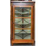 Eckvitrine (2. Biedermeier, um 1900)