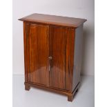 Modellkleiderschrank (wohl Wien, Biedermeier)