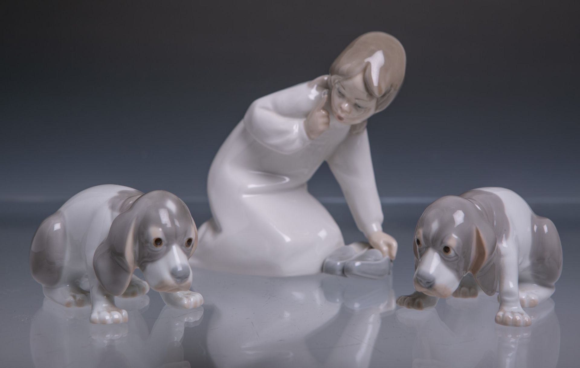Figurine m. 2 Hunden (wohl 20.Jh.)