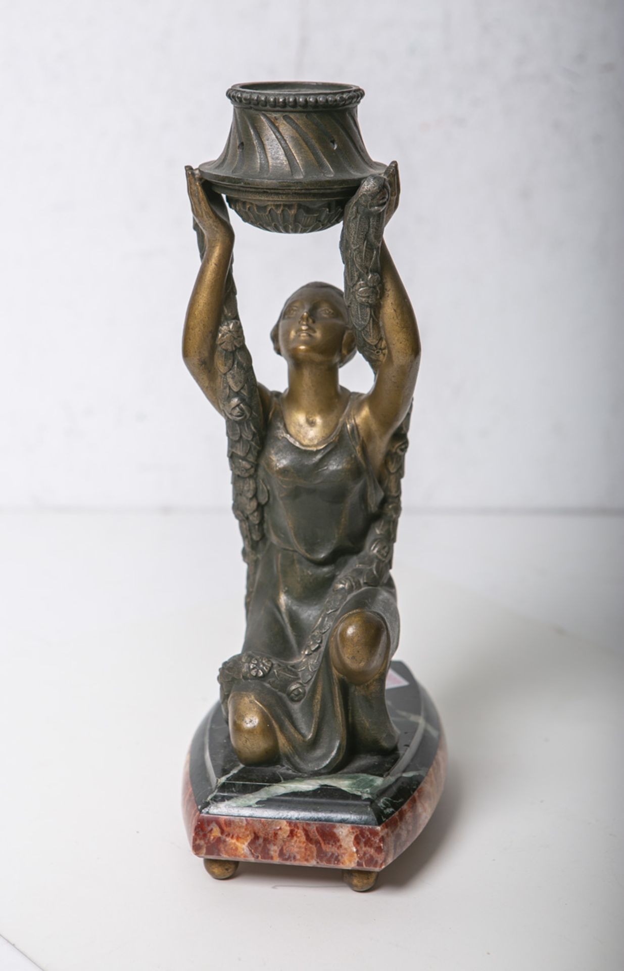 Sega, Pierre (19./20. Jh.), Darstellung einer knienden Frau eine Schale in beiden Händen hochhaltend