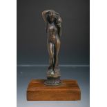 Unbekannter Künstler (20. Jh.), Figur einer nackten Frau als Wasserträgerin