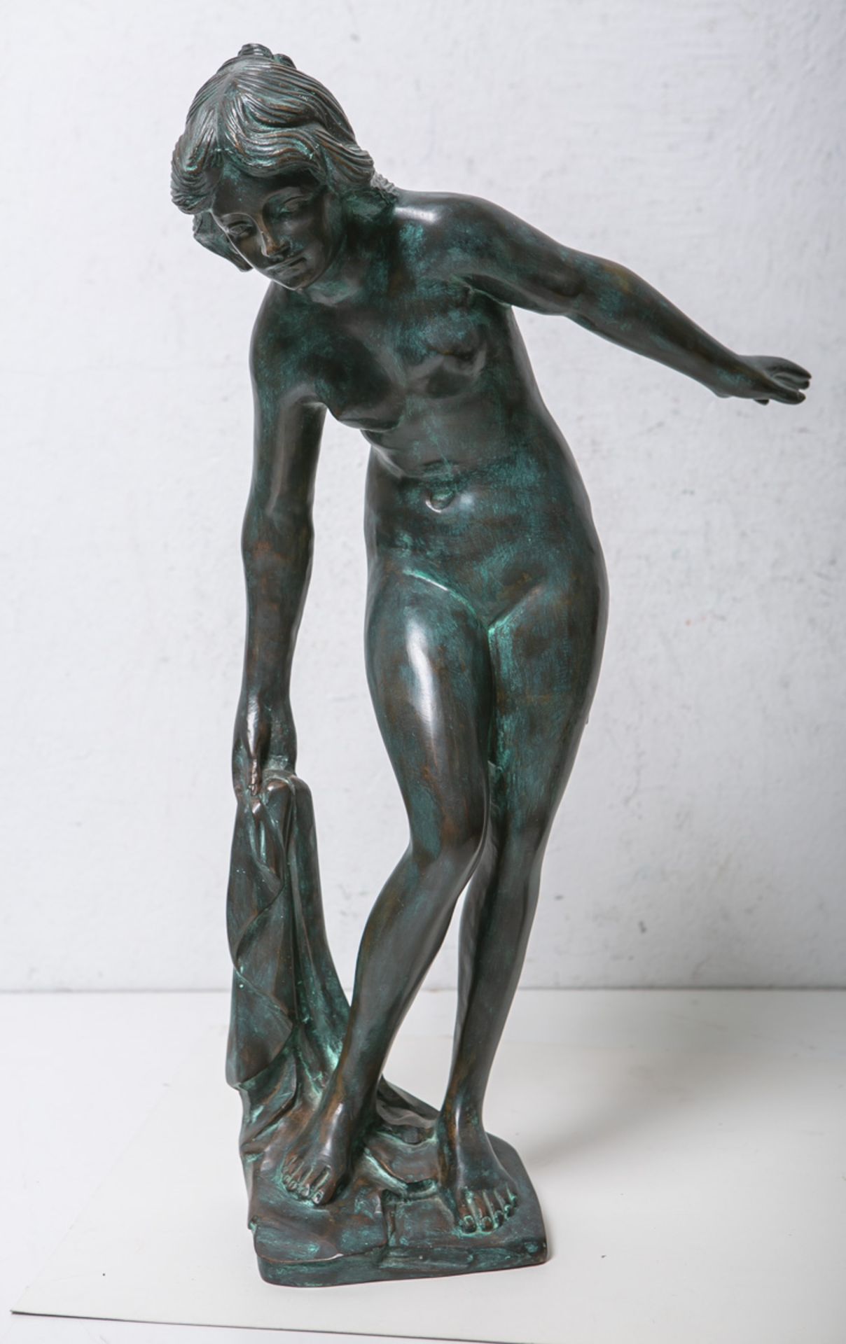 Unbekannter Künstler (20. Jh.), Gr. Bronzefigur eines Frauenaktes m. Handtuch - Bild 2 aus 2