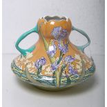 Seltene Henkelvase (VB, wohl um 1900)