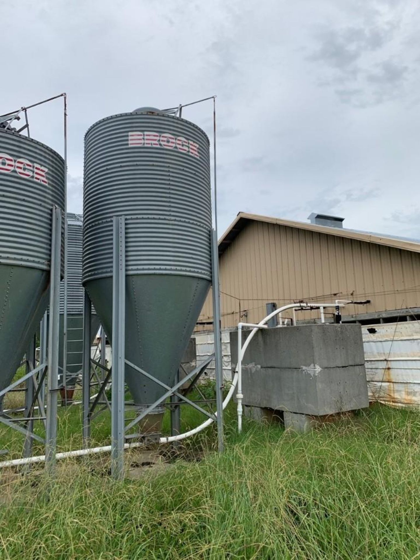 Brock Silo- 5'x5' Base, 20' High, 17' Top Cylinder - Image 4 of 8