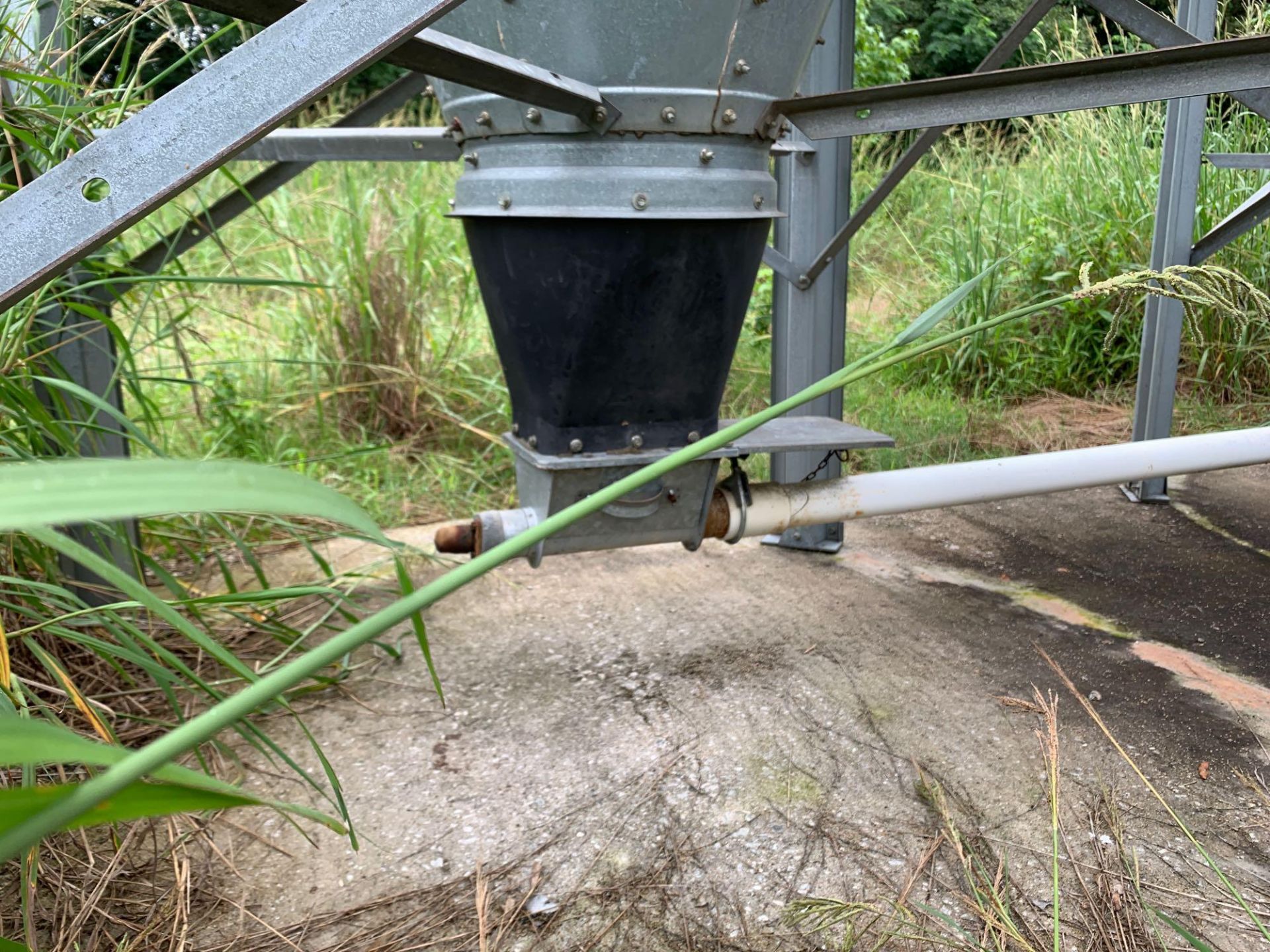 Brock Silo- 5'x5' Base, 17' High, 14' Top Cylinder - Image 6 of 7