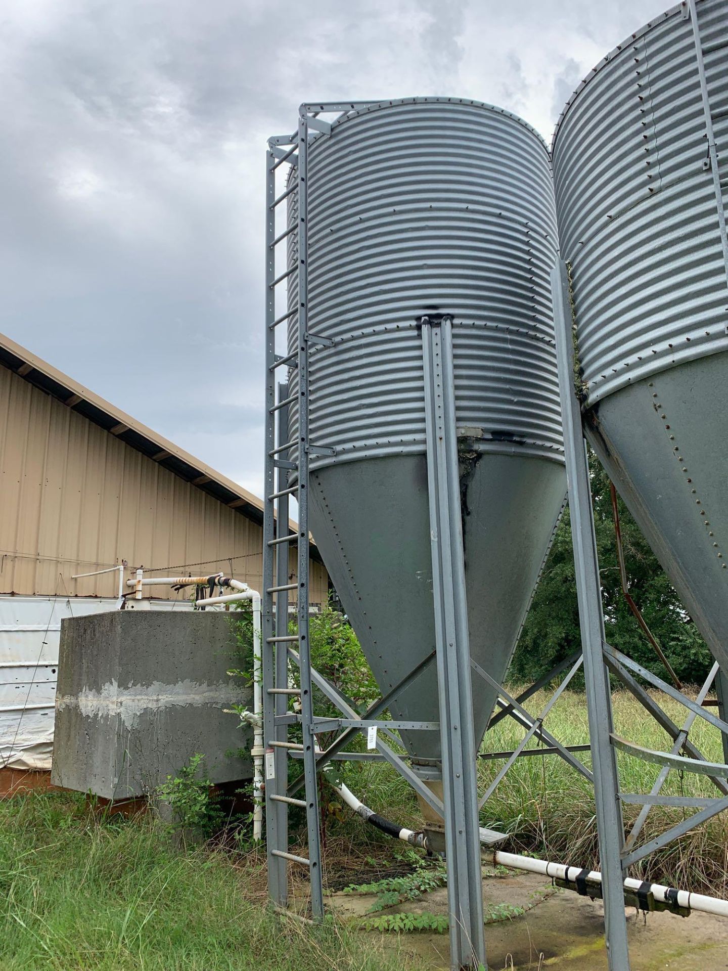 Brock Silo- 5'x5' Base, 20' High, 17' Top Cylinder - Image 2 of 12