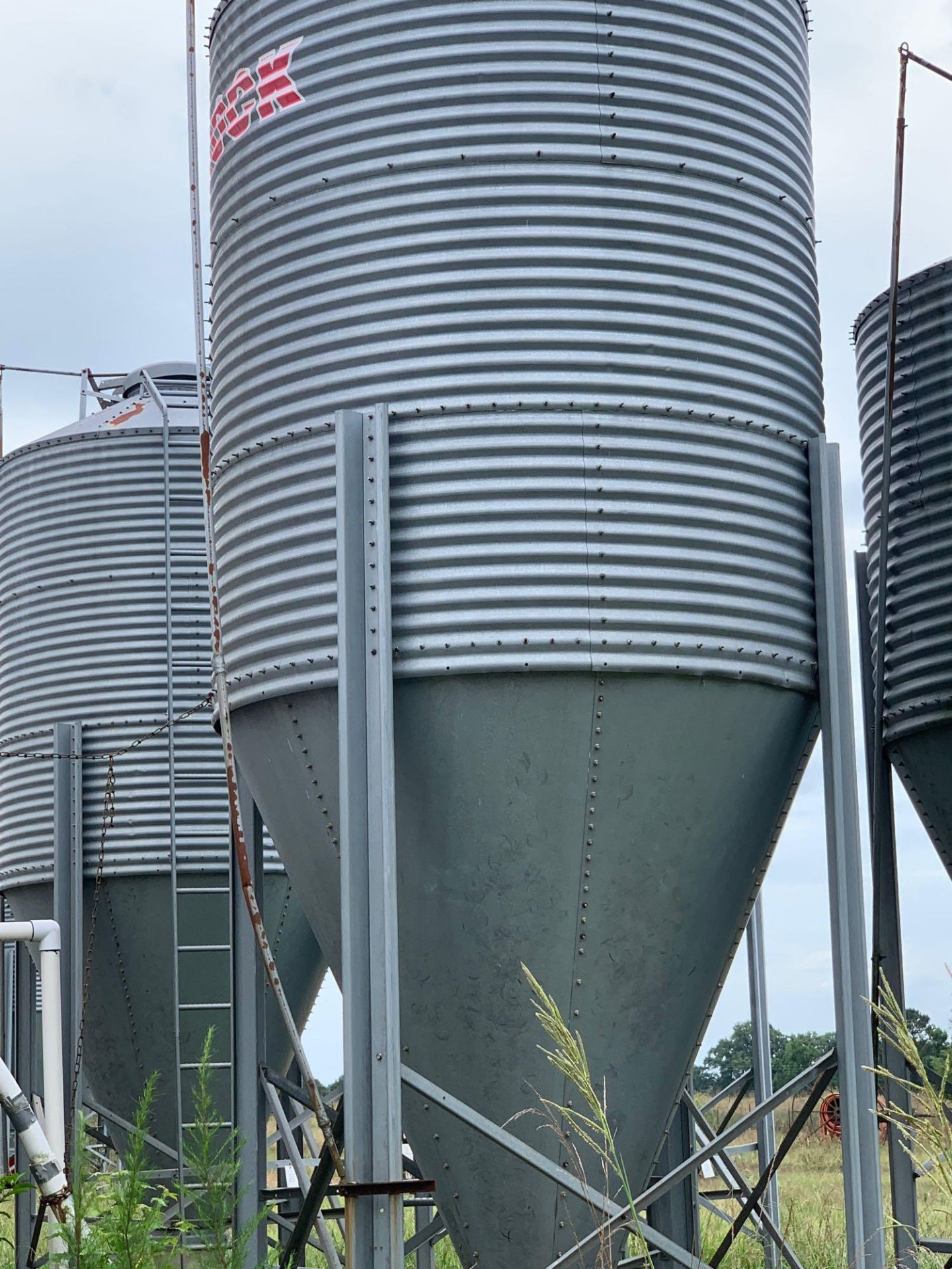 Brock Silo- 5'x5' Base, 20' High, 17' Top Cylinder - Image 4 of 10