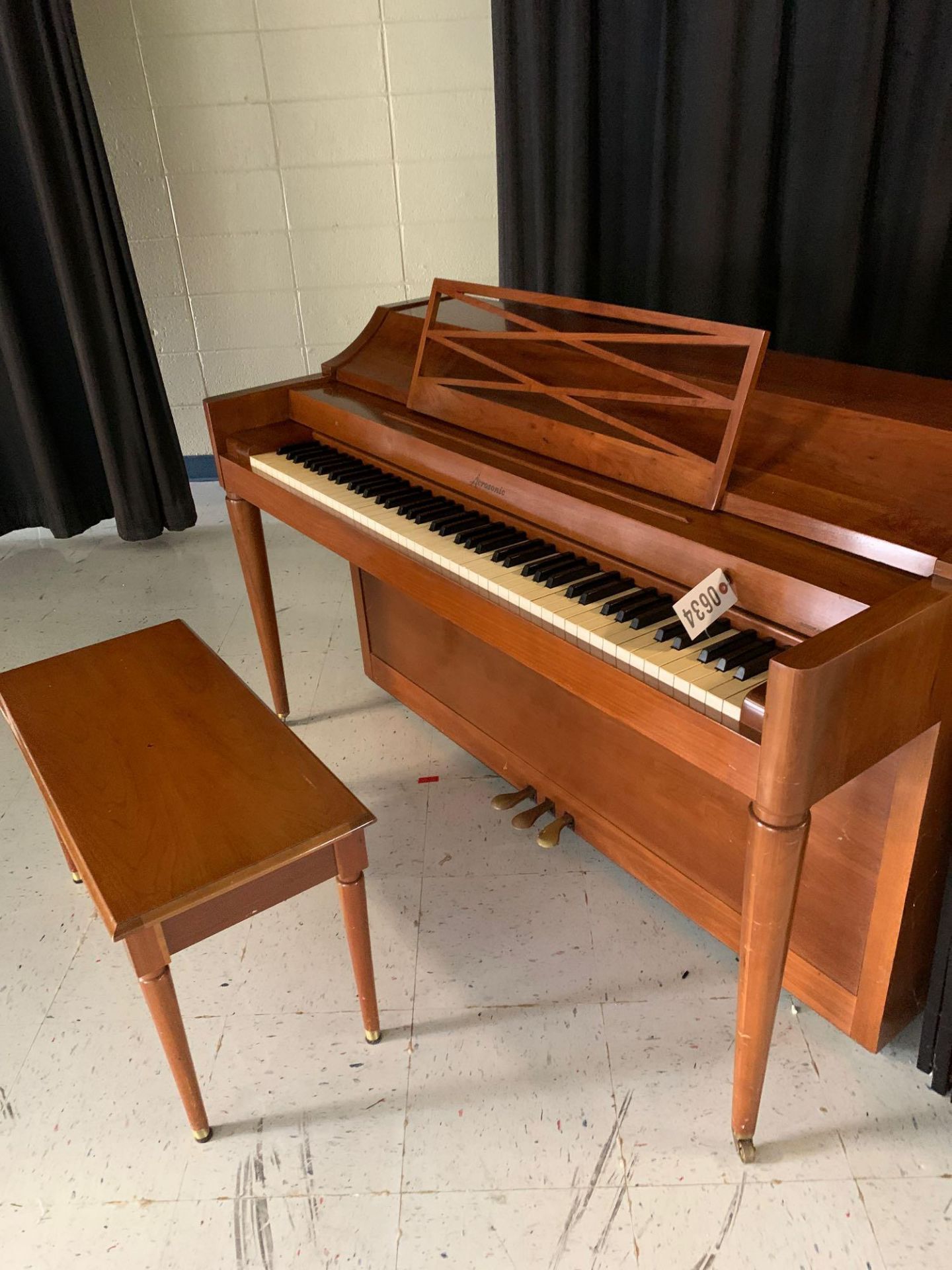 Aerosonic Piano w/Stool - Stage