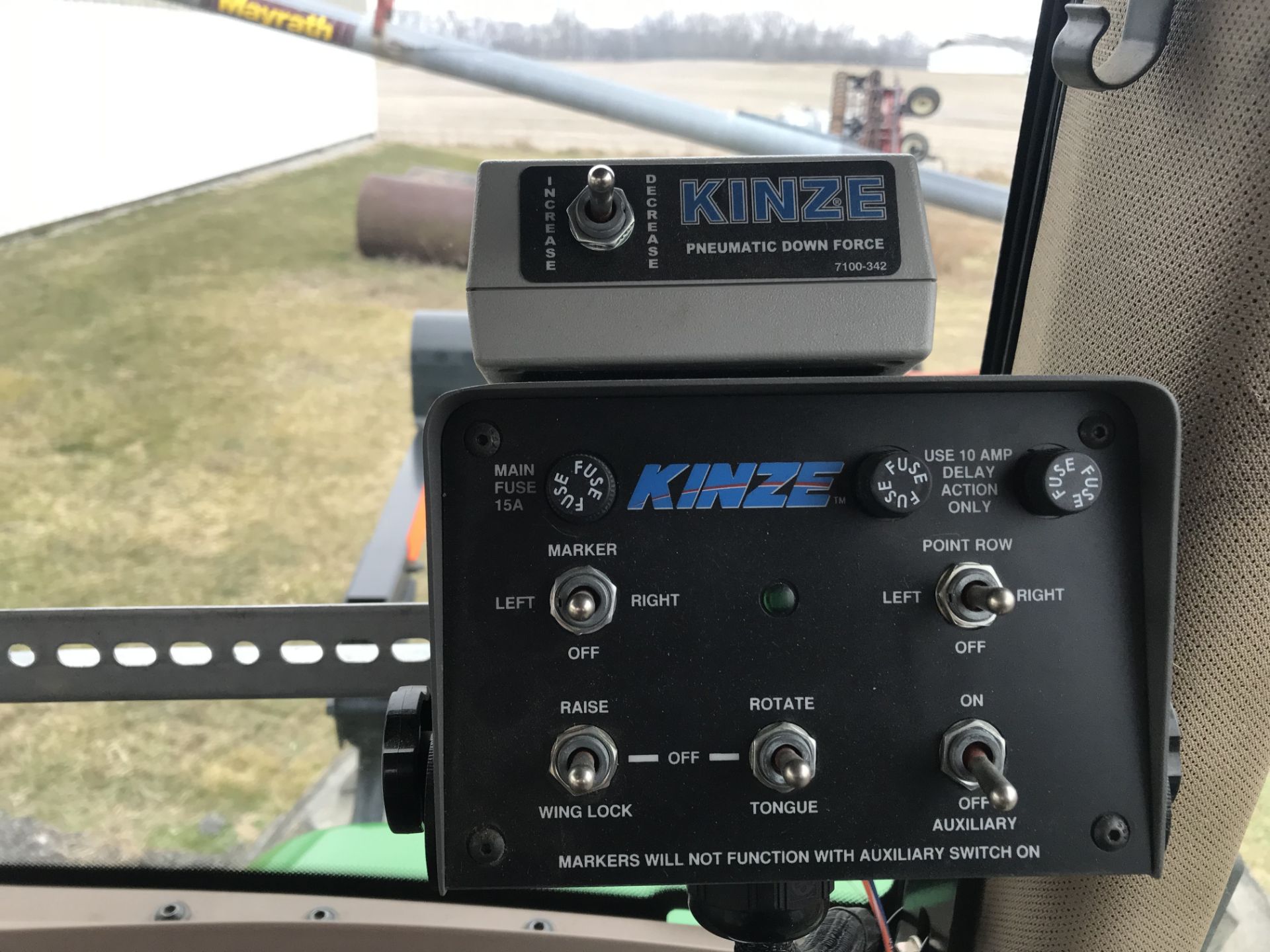 2019 Kinze 3600 Planter - Image 10 of 12