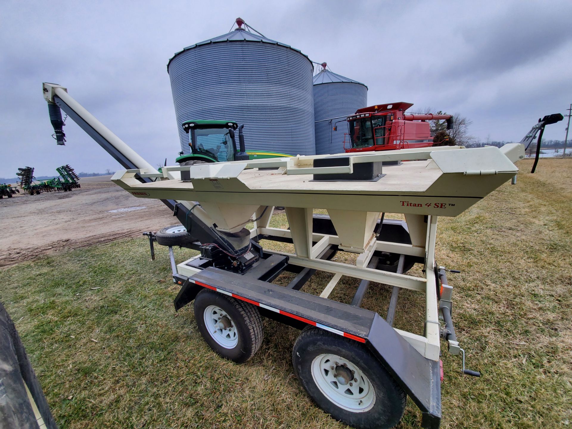 Friesen Titan 4SE Seed Tender - Image 3 of 8