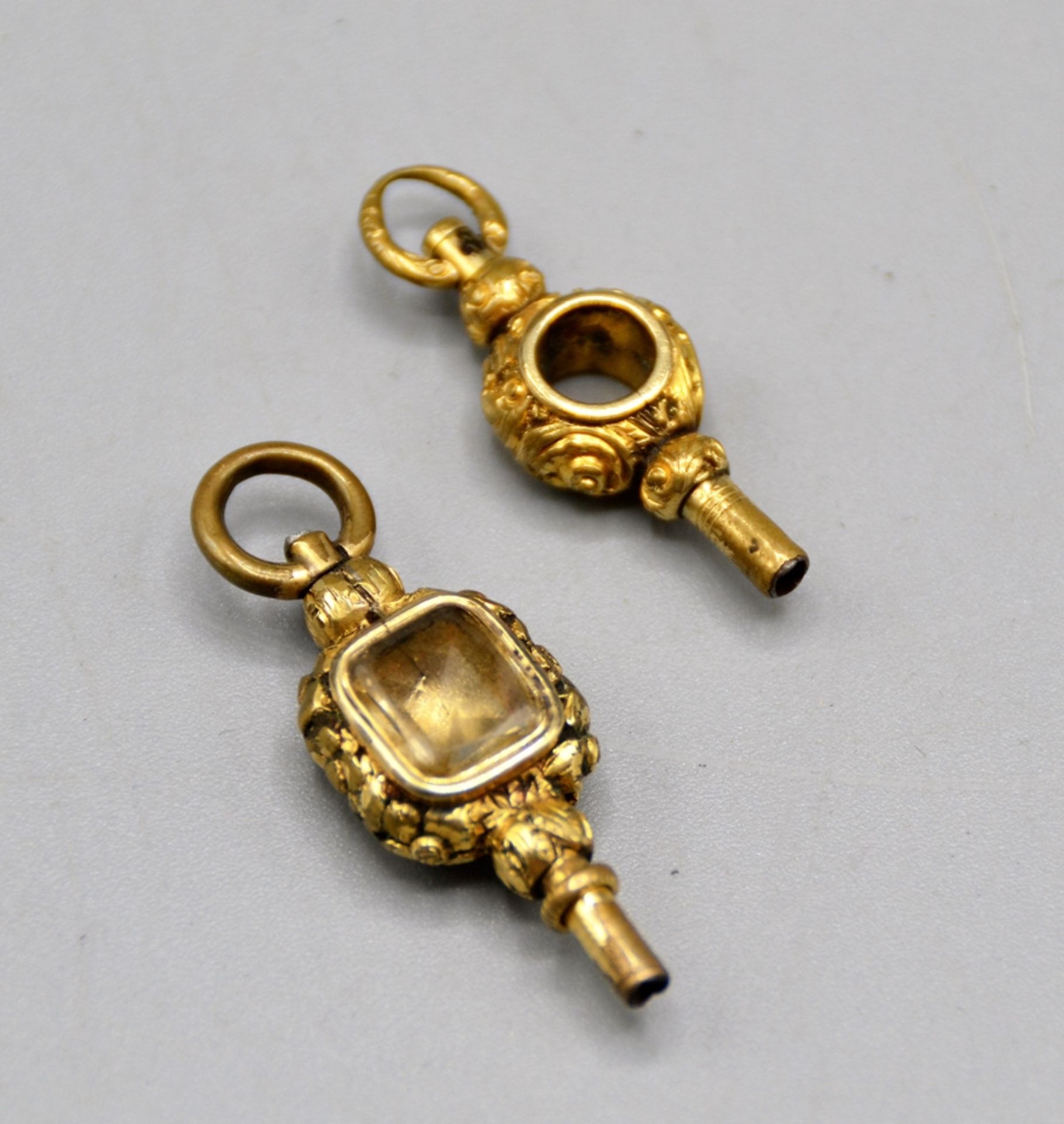 Konvolut 2 antike Taschenuhr Schlüssel, Metall vergoldet, einer davon mit weißen Edelstein wohl