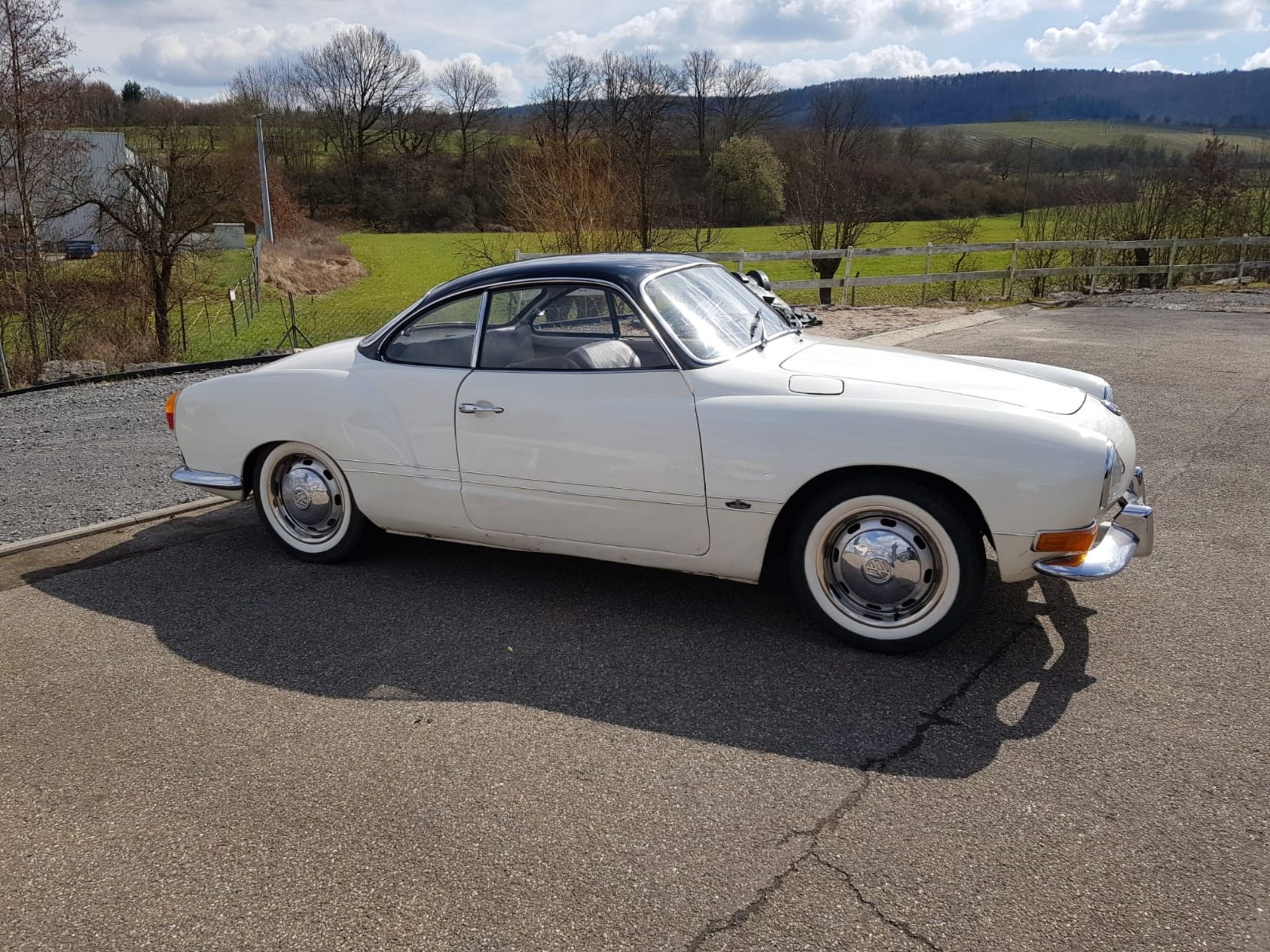 Zur Auktion steht dieser schöne Volkswagen Karmann Ghia Typ 14 aus dem Jahre 1971. Ausgestattet ist  - Bild 2 aus 6