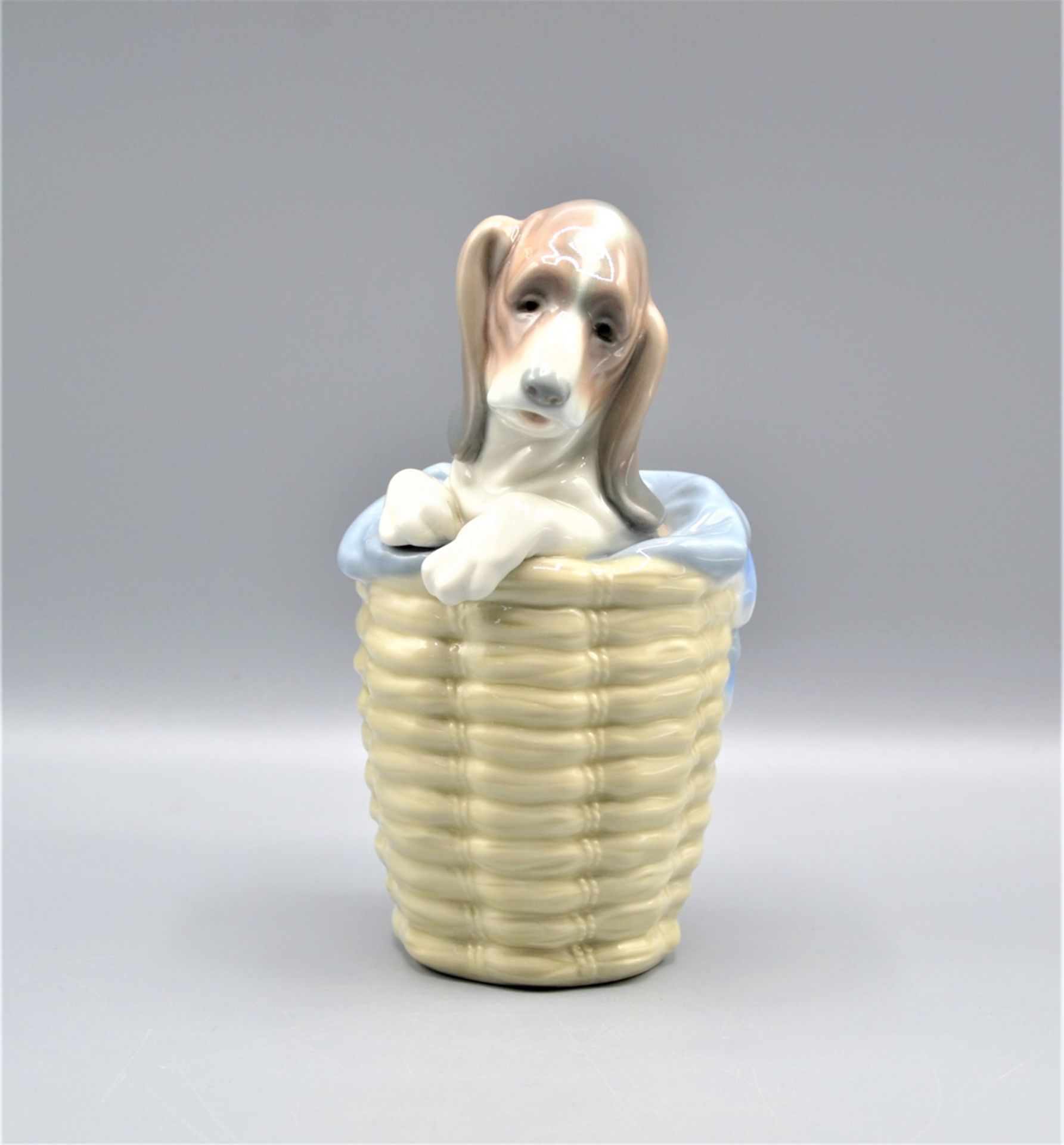 Lladro Porzellanfigur ,,Hund im Korb" Entwurf Ivan Huerta Spanien, ca. 19cm