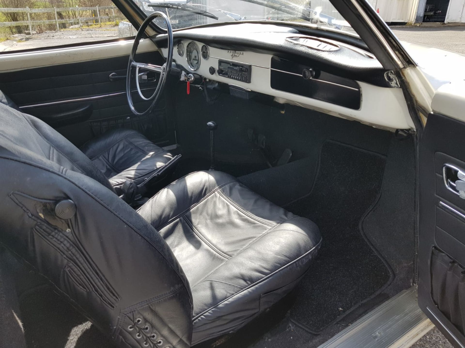 Zur Auktion steht dieser schöne Volkswagen Karmann Ghia Typ 14 aus dem Jahre 1971. Ausgestattet ist  - Bild 6 aus 6