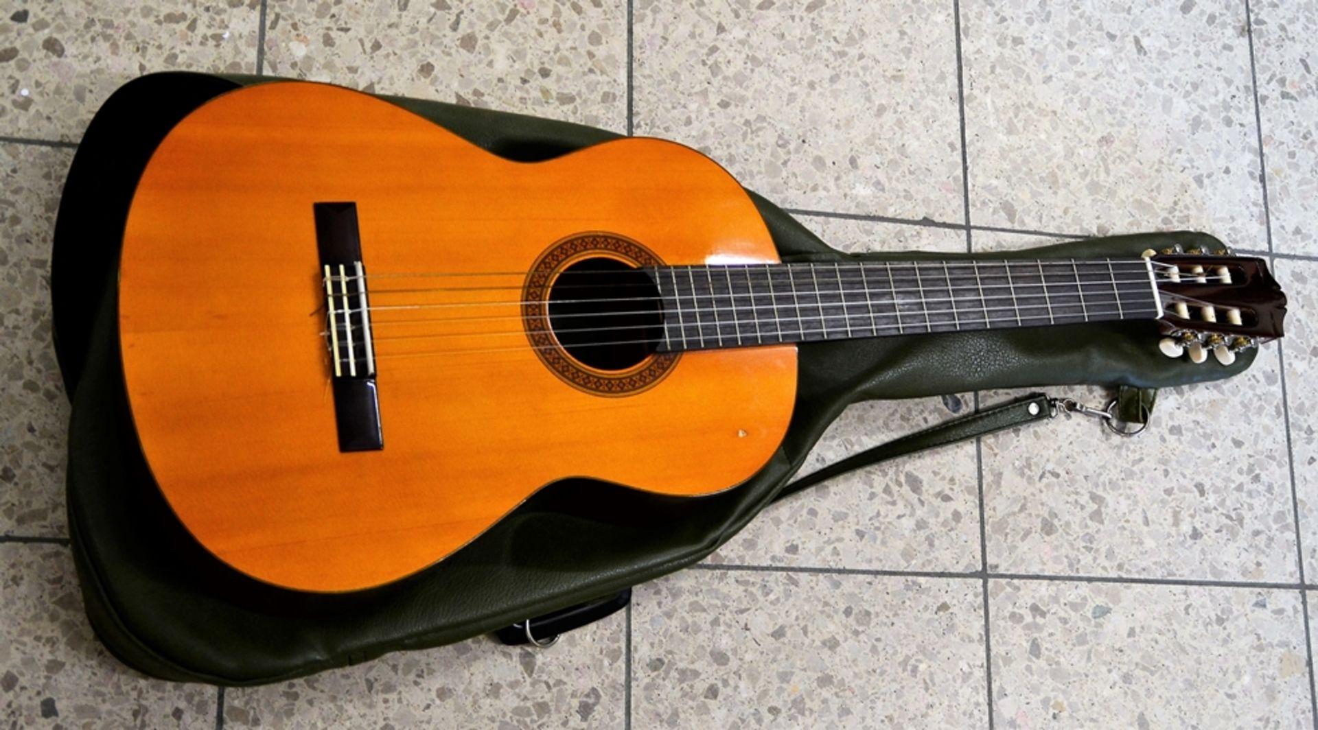 Yamaha CG 100 Gitarre Konzertgitarre, ungetestet, kleiner Lackabplatzer, mit Hülle - Bild 2 aus 3