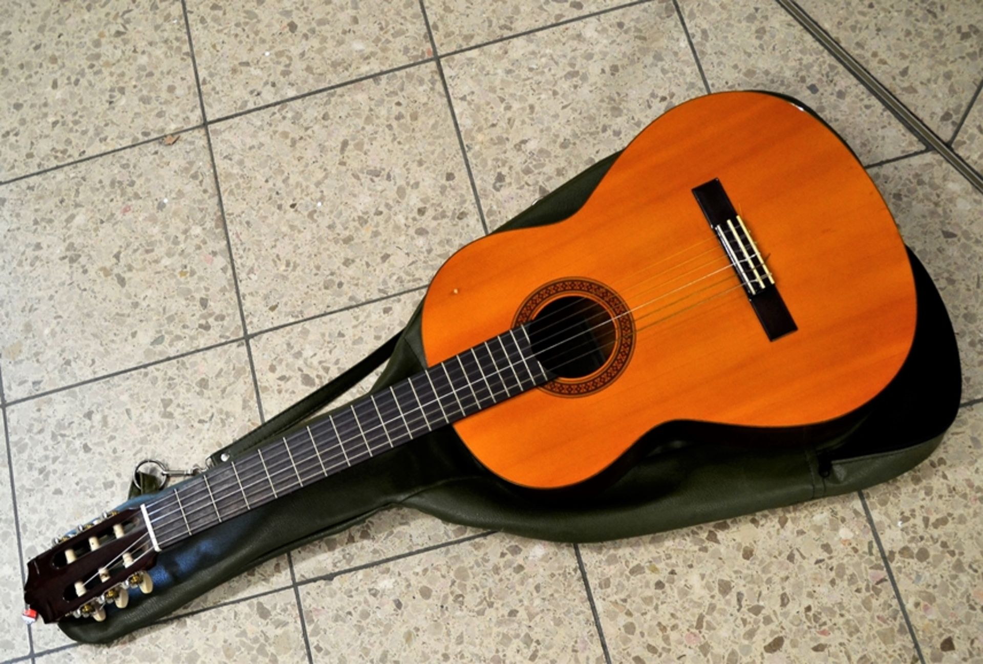 Yamaha CG 100 Gitarre Konzertgitarre, ungetestet, kleiner Lackabplatzer, mit Hülle