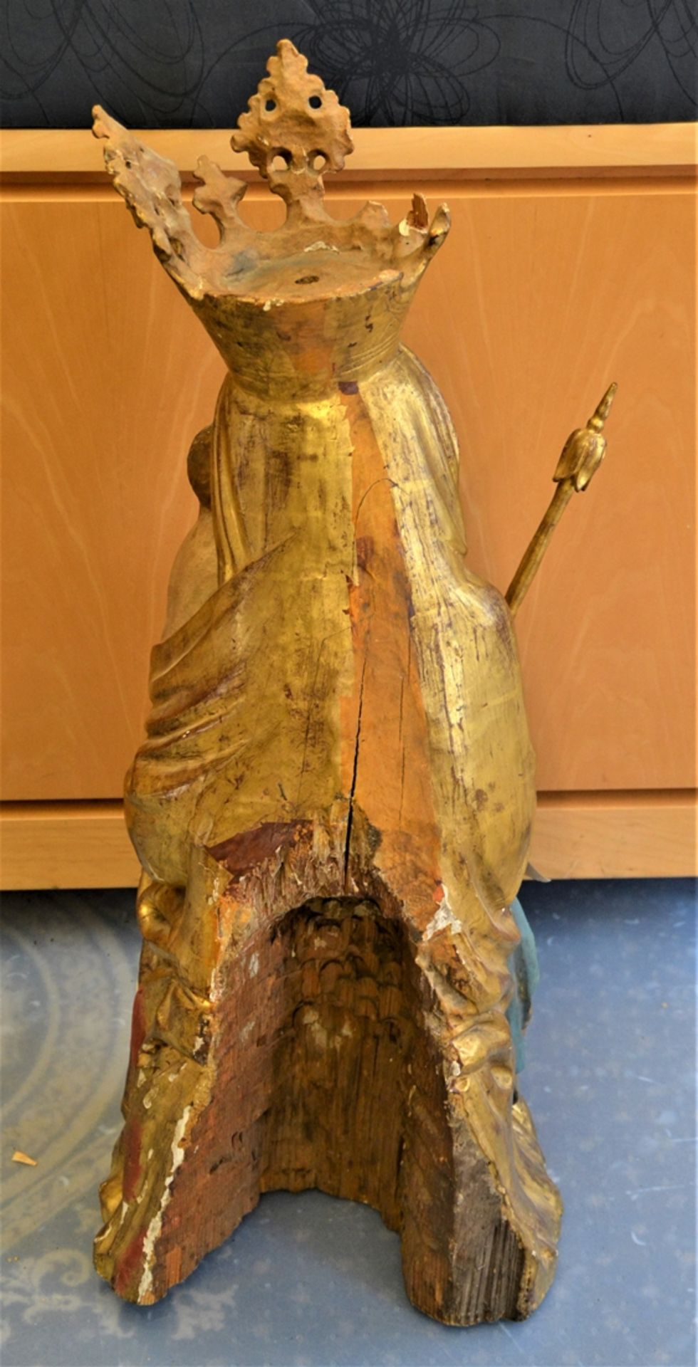 Madonna mit Jesuskind Schnitzfigur 19.Jhdt. nach einem Vorbild des 14. Jhdt., Krone beschädigt, ca. - Bild 3 aus 3