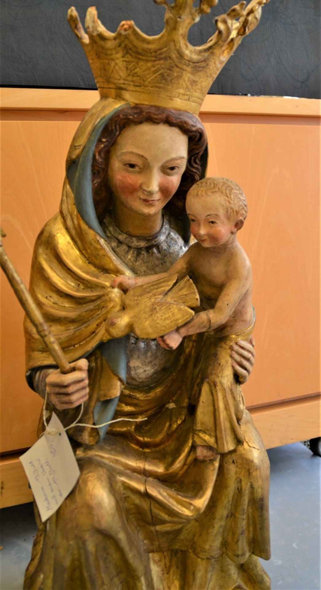 Madonna mit Jesuskind Schnitzfigur 19.Jhdt. nach einem Vorbild des 14. Jhdt., Krone beschädigt, ca. - Bild 2 aus 3