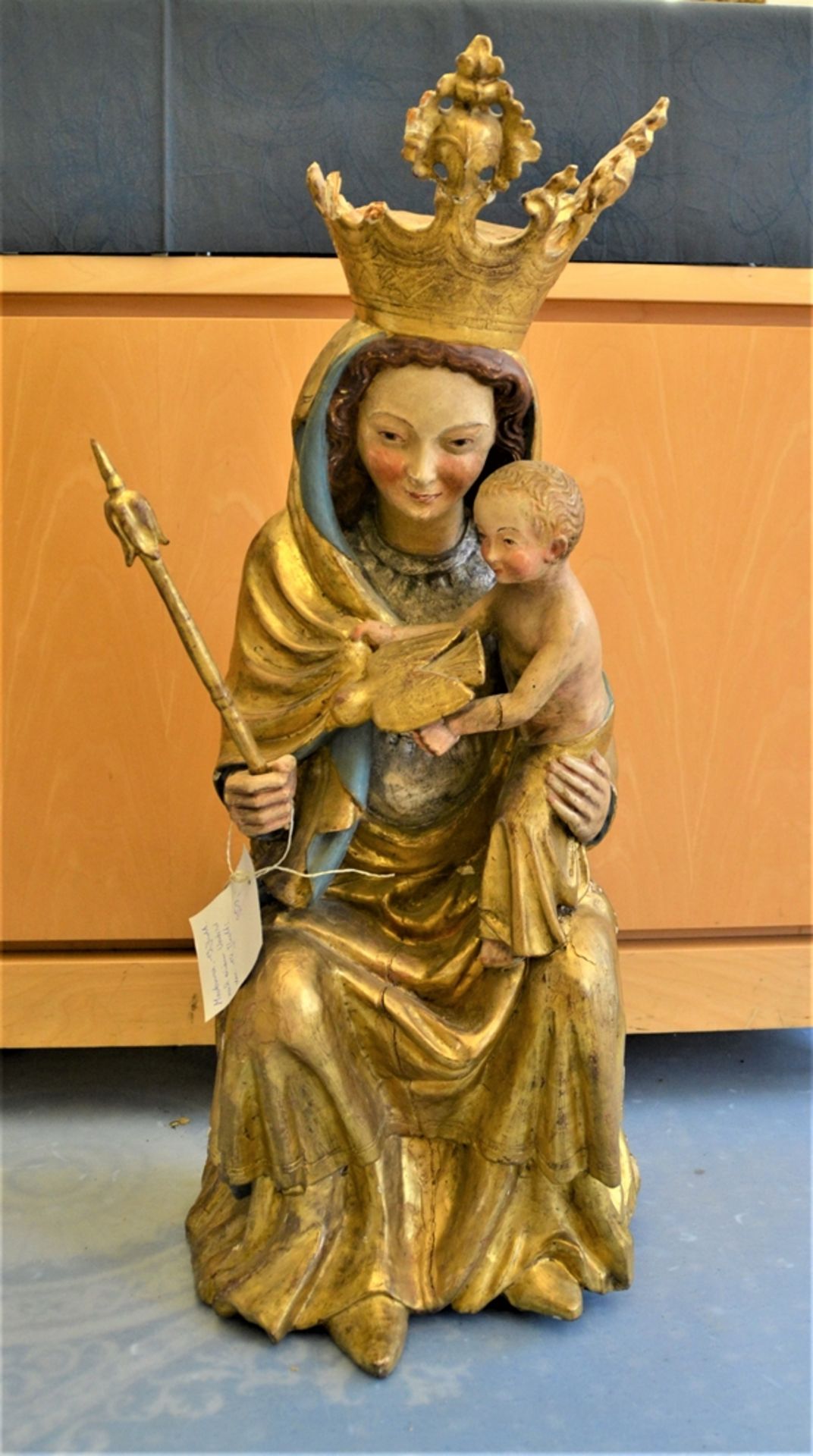 Madonna mit Jesuskind Schnitzfigur 19.Jhdt. nach einem Vorbild des 14. Jhdt., Krone beschädigt, ca.