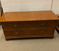 A burr walnut veneer blanket box (H52cm W112cm D46cm)