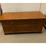 A burr walnut veneer blanket box (H52cm W112cm D46cm)