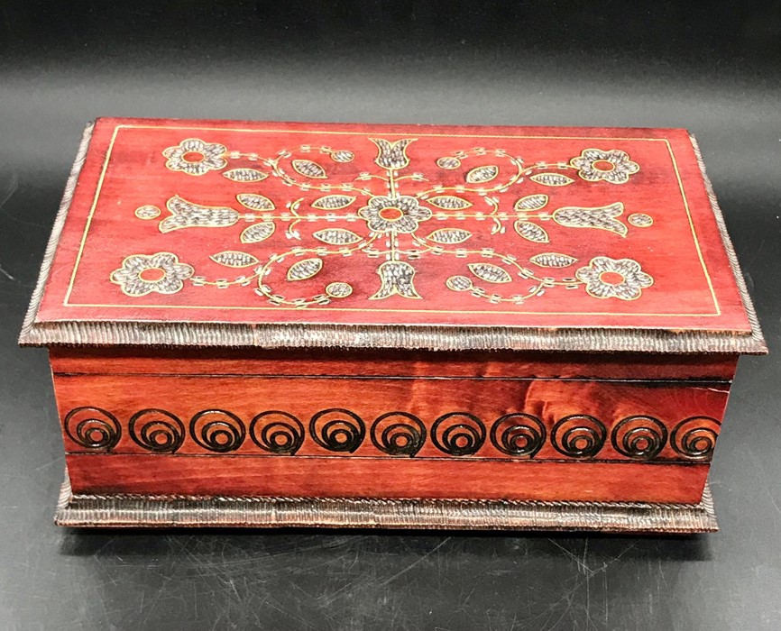 A wooden jewellery box with a selection of costume jewellery inside - Image 2 of 3