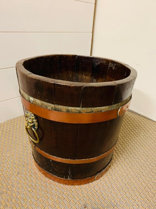 A George III Style mahogany and brass bound peat bucket (30 cm H) - Image 4 of 4