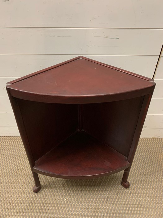 A small corner unit with turned feet (H64cm W55cm) - Image 2 of 4