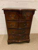 A four drawer small chest of drawers (H74cm W49cm D36cm)